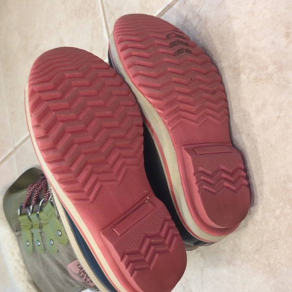 Girls size 2 Sorel winter fur boots, olive green, black and pink - Picture 9 of 11